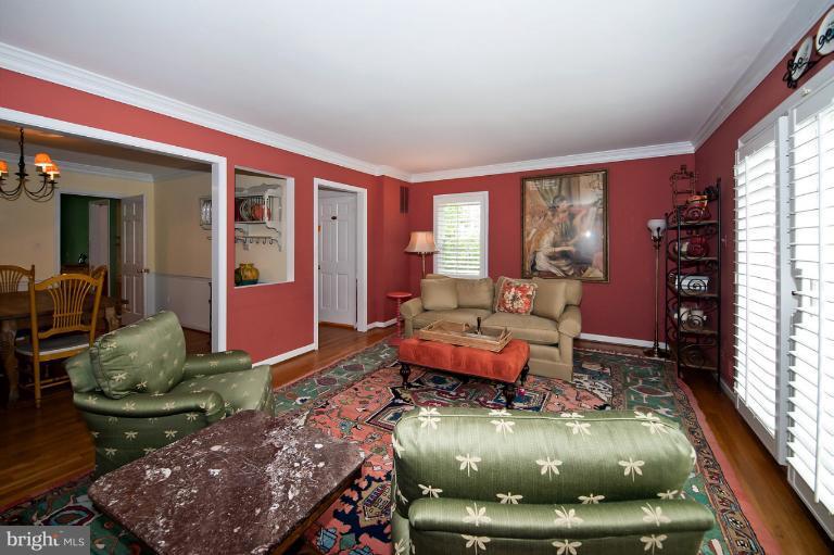 1147 Colonial Road McLean, VA 22101 - Photo 7 of 17 Living Room