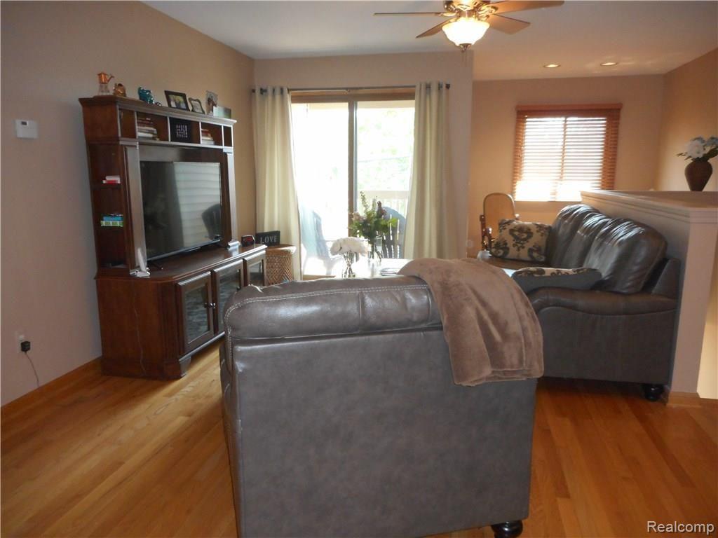 2589 Columbia Road, Unit 5 Berkley, MI 48072 - Photo 3 of 14 DSCN3146.JPG