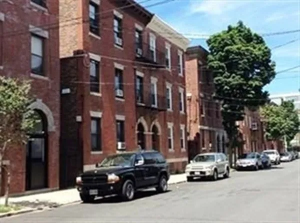 $1,800 | 70 Frankfort Street, Unit 3R, Boston, MA 02128