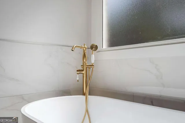 en empty room with windows and ceiling fan