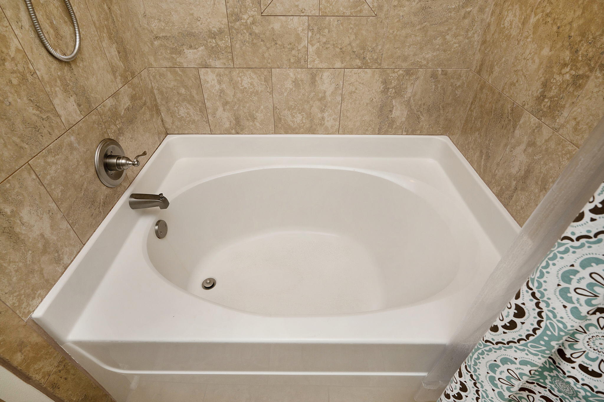 9018 Timber Lane Navarre, FL 32566 - Photo 18 of 39 a bathroom with a white bath tub