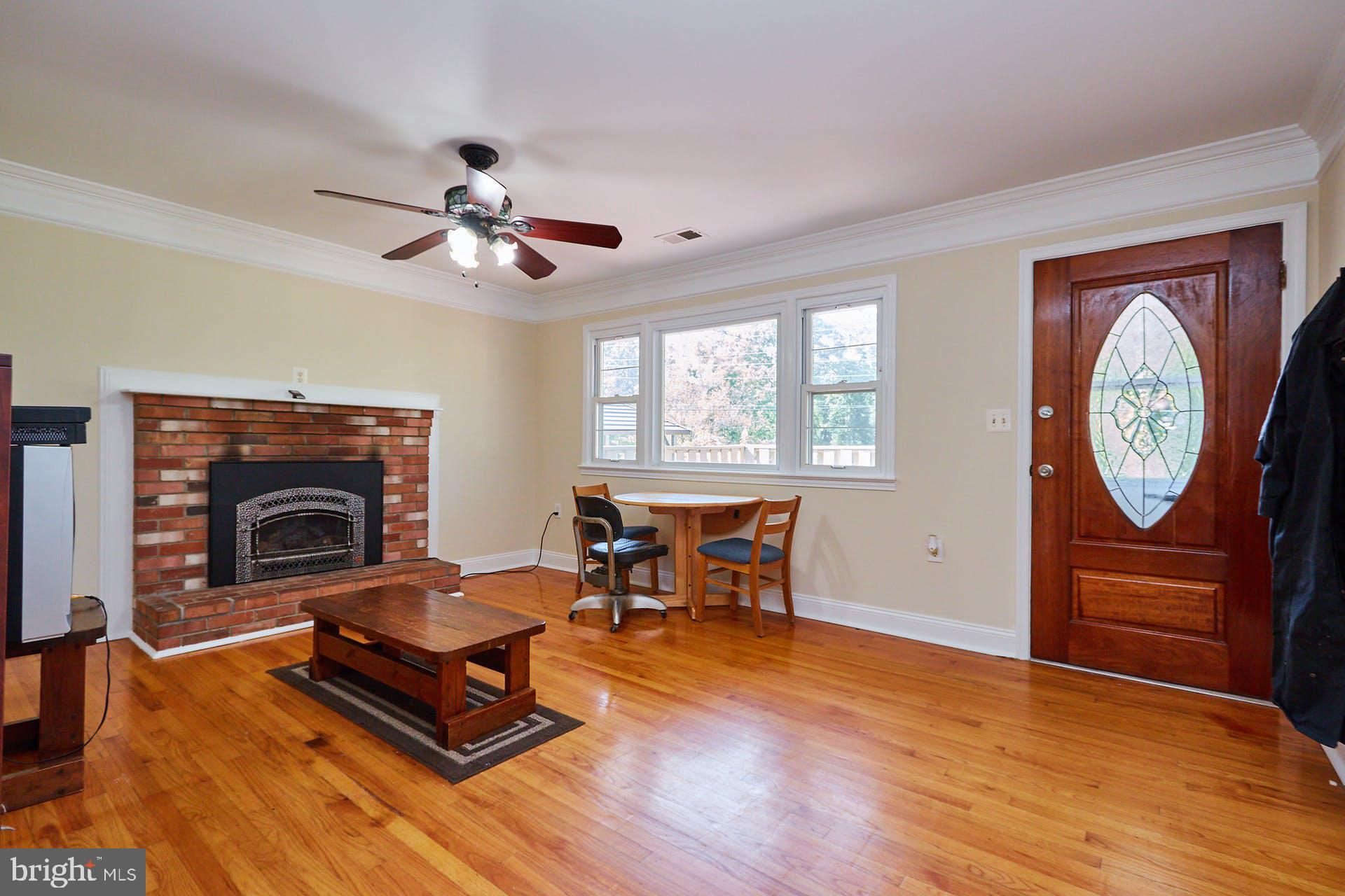 8104 Sinclair Mill Road Manassas, VA 20112 - Photo 6 of 31 Main family room