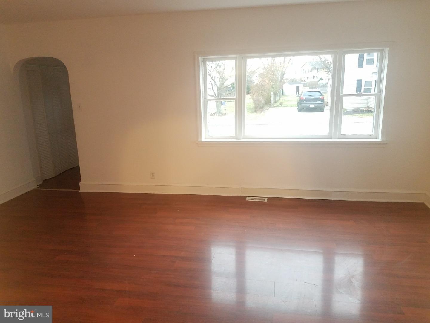 529 Democrat Road Gibbstown, NJ 08027 - Photo 12 of 28 Living Room