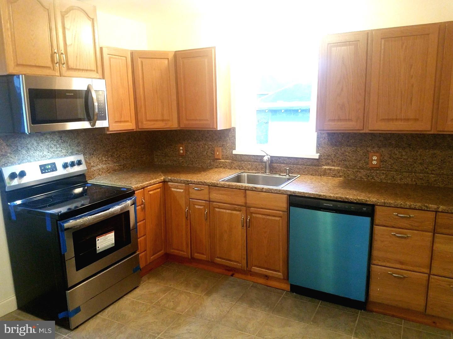 529 Democrat Road Gibbstown, NJ 08027 - Photo 14 of 28 Kitchen, Big Eat-In