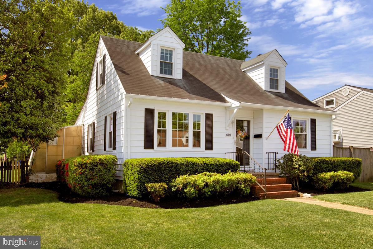 601 Forest View Road Linthicum Heights, MD 21090 - Photo 2 of 37 a front view of a house with a garden