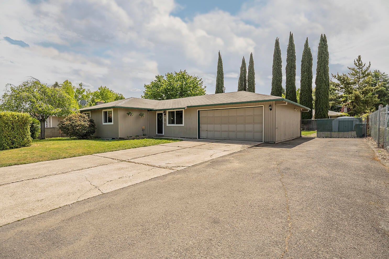 2051 Taylor Road Central Point, OR 97502 - Photo 2 of 18 Front of Home