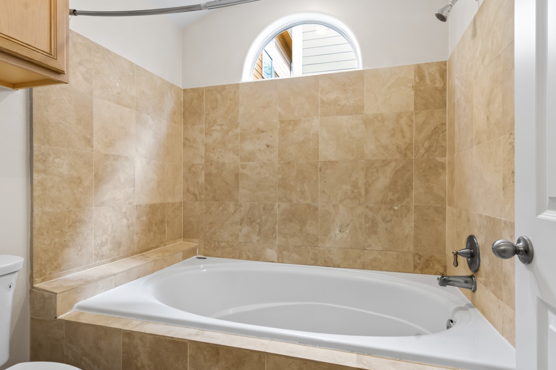 2917 Clinton Drive Houston, TX 77020 - Photo 11 of 24 a bathroom with a bathtub