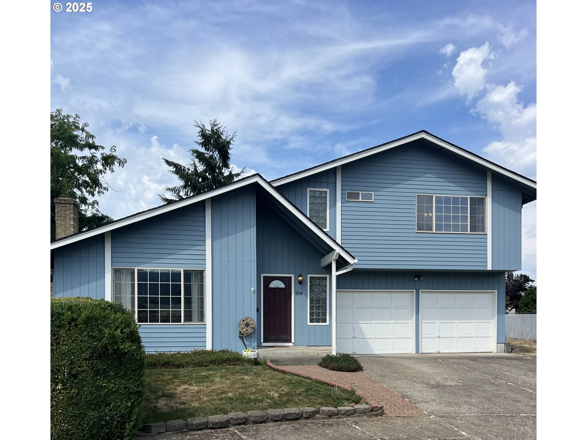554 67th Street Springfield, OR 97478 - Photo 1 of 32 a front view of a house with garden