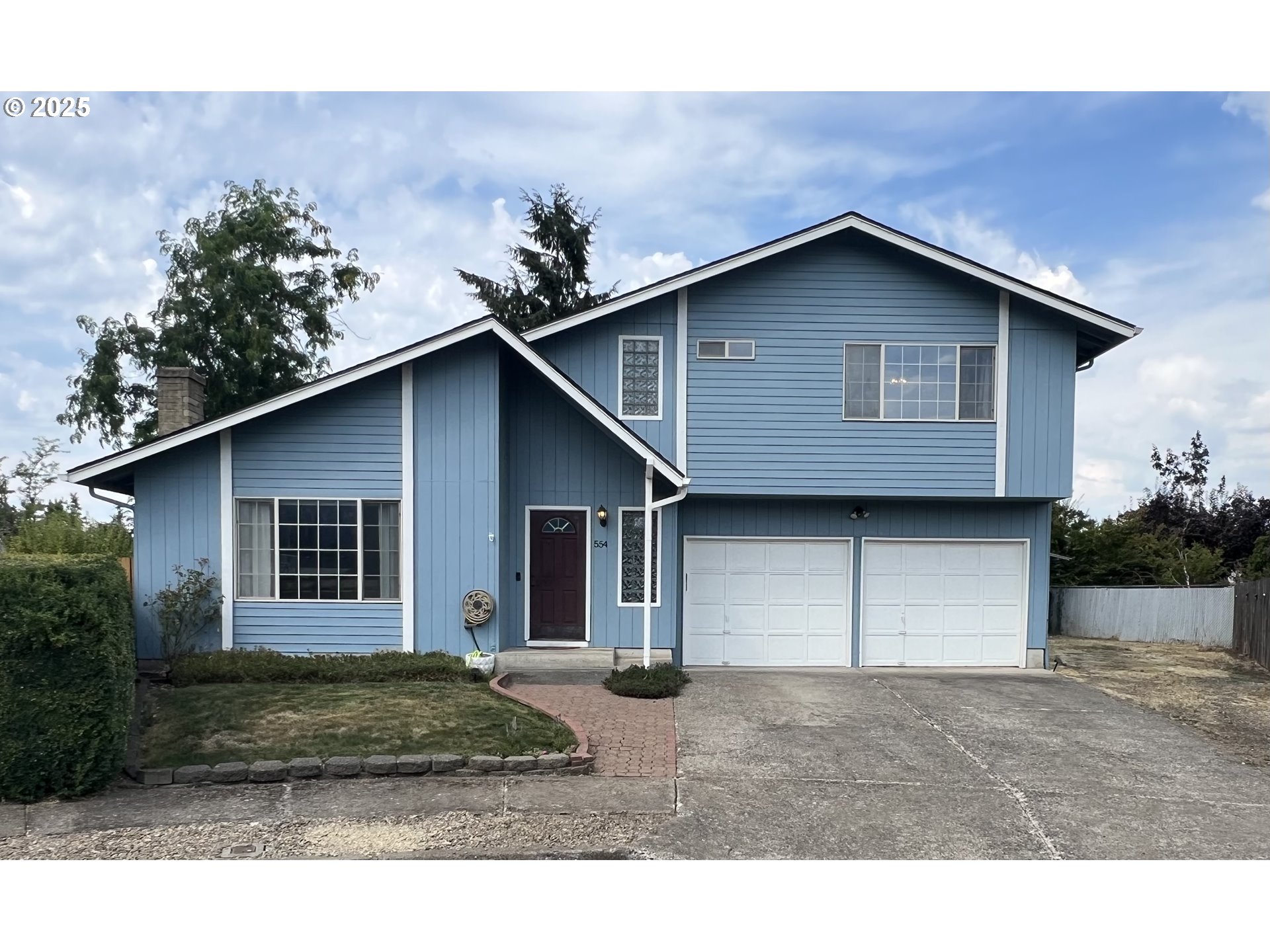 554 67th Street Springfield, OR 97478 - Photo 3 of 32 a house with a outdoor space