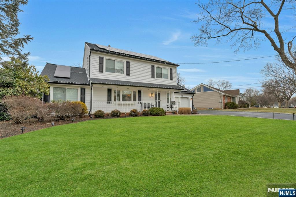 a view of an house with backyard and garden