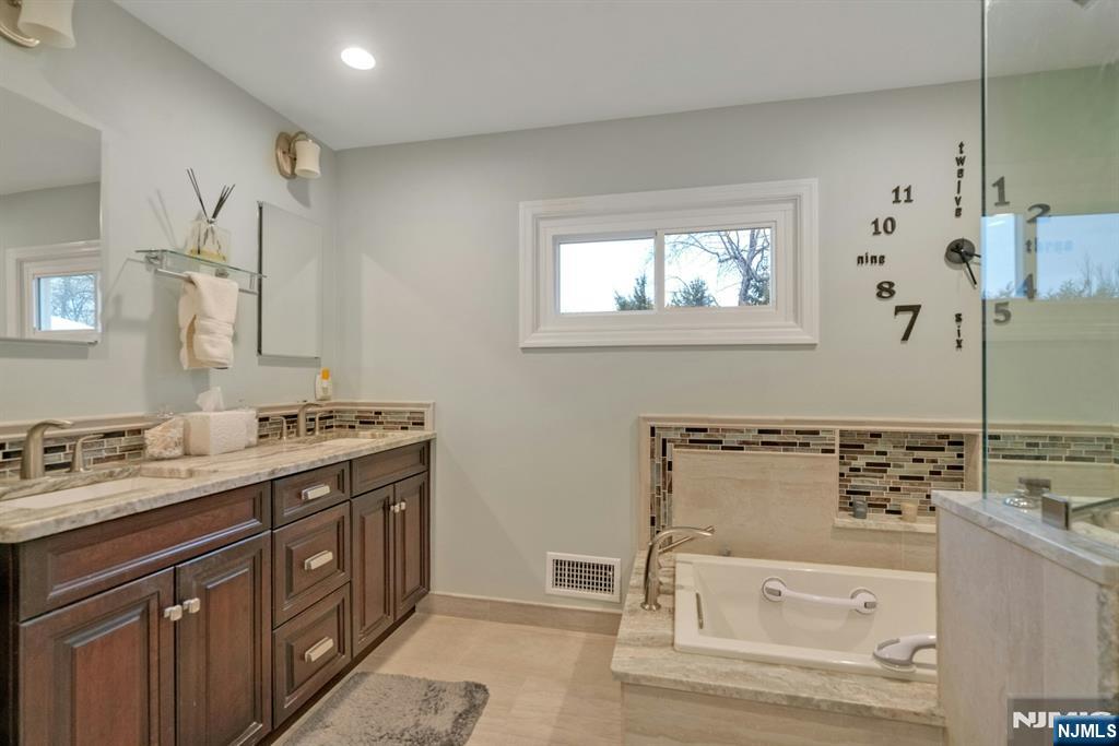 111 Crain Road Paramus, NJ 07652 - Photo 15 of 30