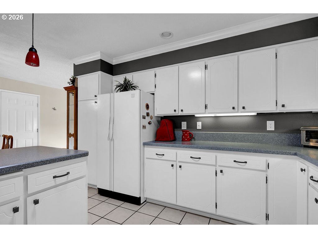 1415 20th Street Florence, OR 97439 - Photo 11 of 40 a kitchen with cabinets and appliances