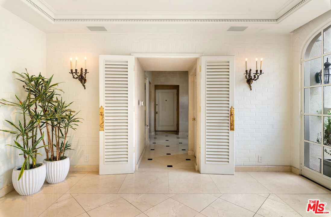 9679 Charleville Boulevard Beverly Hills, CA 90212 - Photo 12 of 32