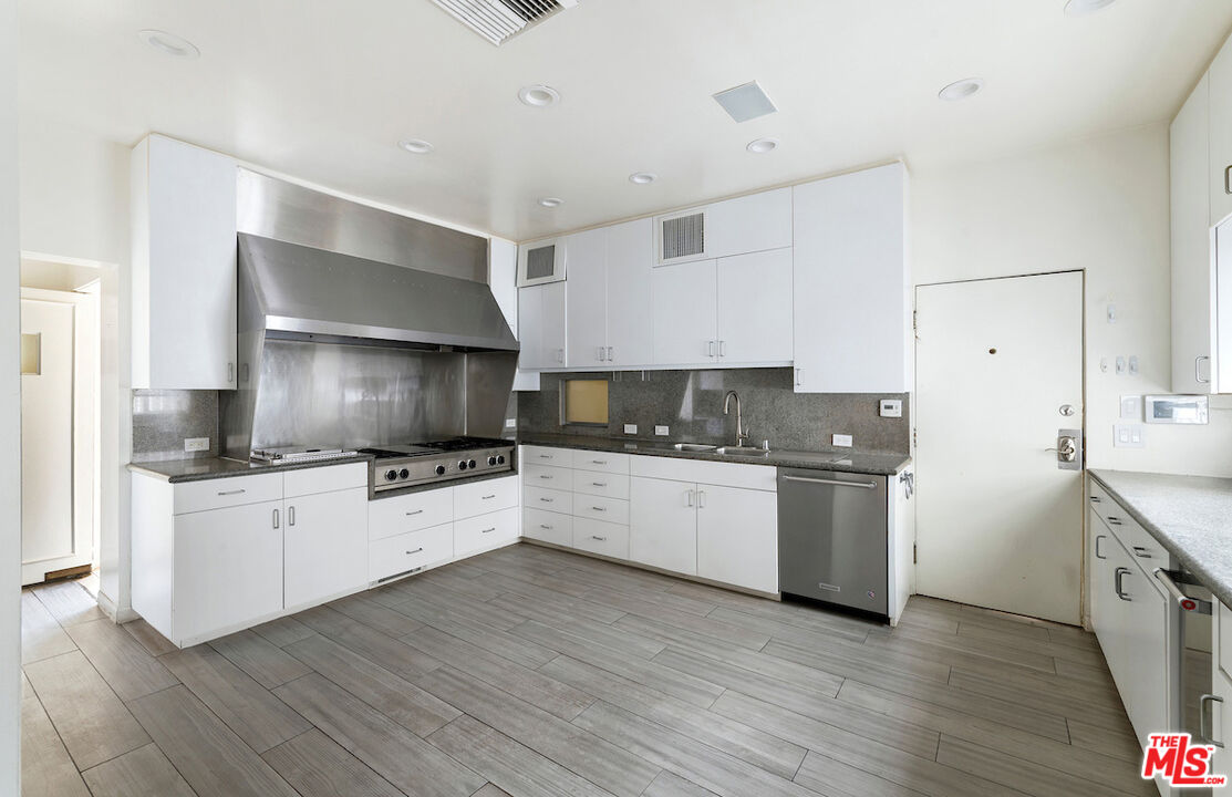 9679 Charleville Boulevard Beverly Hills, CA 90212 - Photo 13 of 32