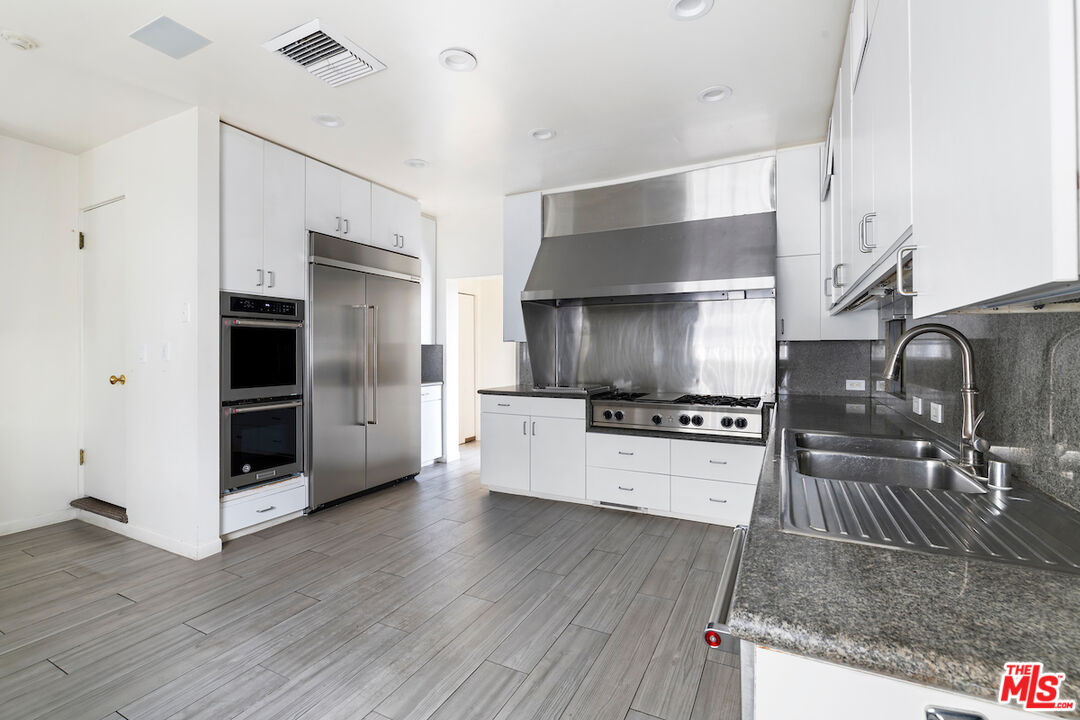 9679 Charleville Boulevard Beverly Hills, CA 90212 - Photo 14 of 32