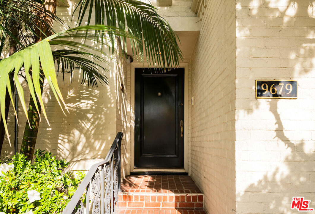 9679 Charleville Boulevard Beverly Hills, CA 90212 - Photo 2 of 32