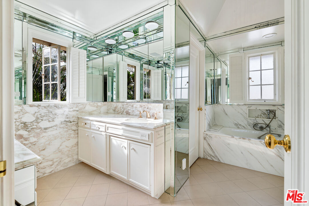 9679 Charleville Boulevard Beverly Hills, CA 90212 - Photo 25 of 32