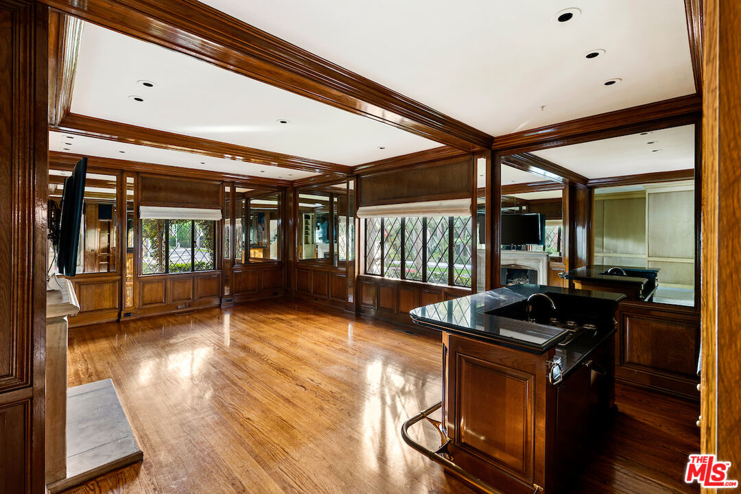 9679 Charleville Boulevard Beverly Hills, CA 90212 - Photo 3 of 32