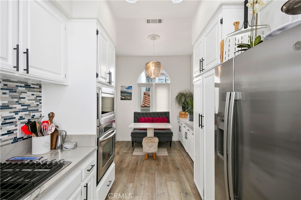 876 Cofair Court Solana Beach, CA 92075 - Photo 19 of 32 a very nice looking room with a large window