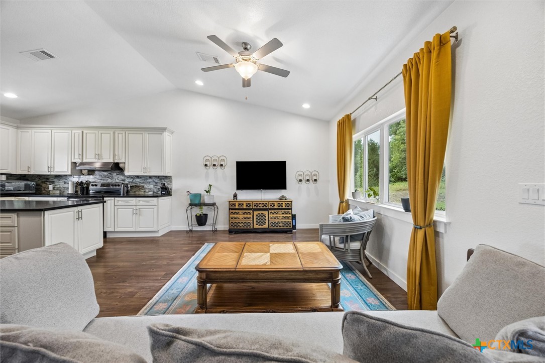 730 Spoke Hollow Road Lockhart, TX 78644 - Photo 5 of 41 LIVING ROOM