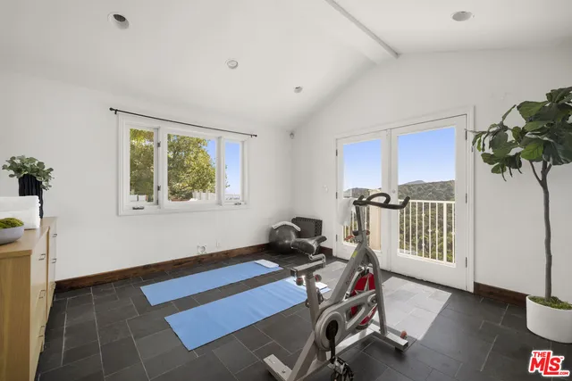 $21,500 | 1939 Stradella Road, Los Angeles, CA 90077