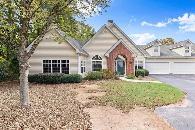 a view of a house with a yard