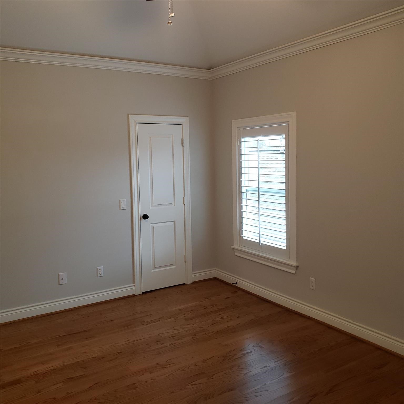 916 Lawrence Street, Unit C Houston, TX 77008 - Photo 19 of 38 an empty room with wooden floor and windows