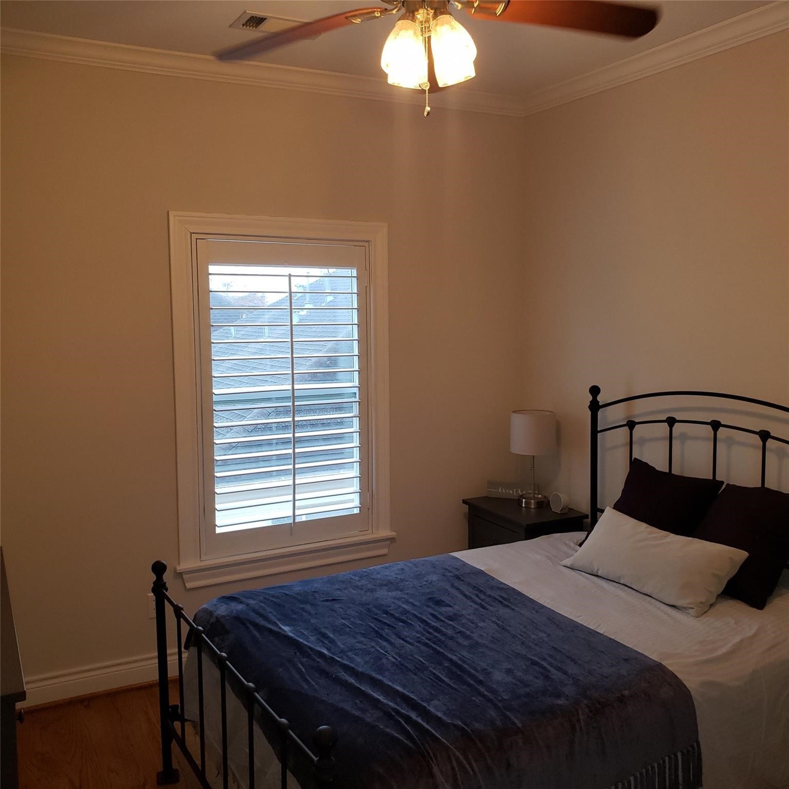 916 Lawrence Street, Unit C Houston, TX 77008 - Photo 21 of 38 a bedroom with a bed and a window