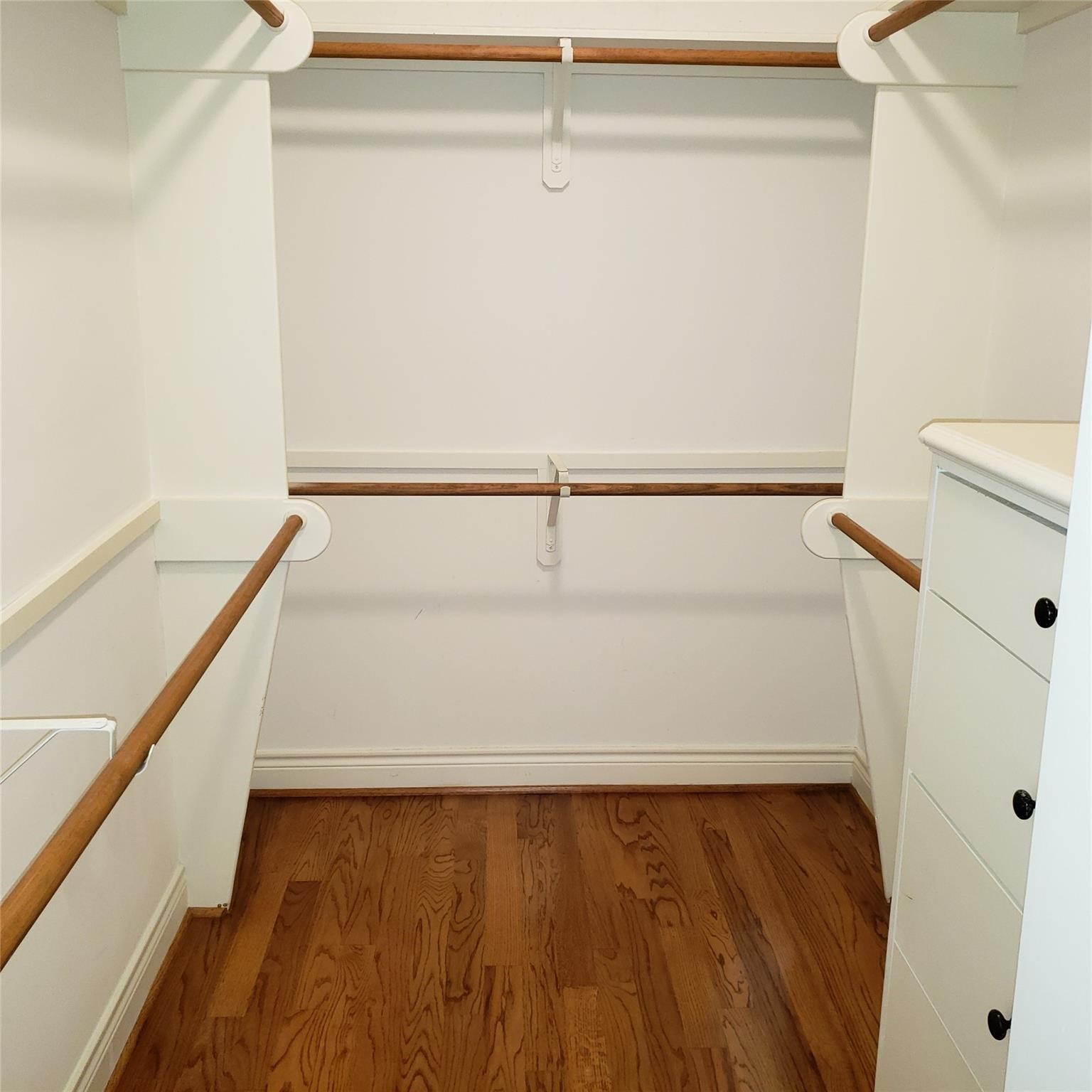 916 Lawrence Street, Unit C Houston, TX 77008 - Photo 23 of 38 a view of walk in closet