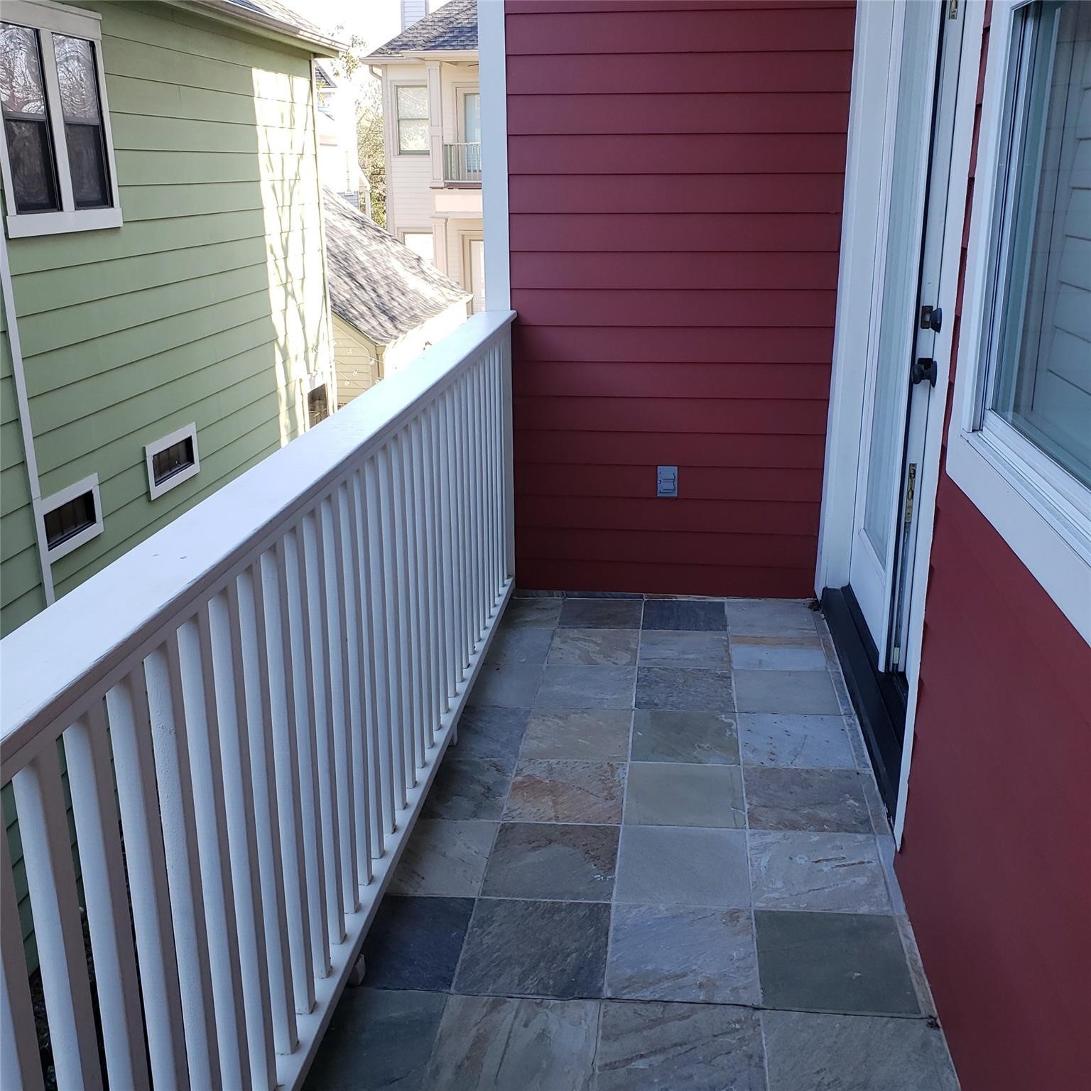 916 Lawrence Street, Unit C Houston, TX 77008 - Photo 36 of 38 a view of wooden balcony
