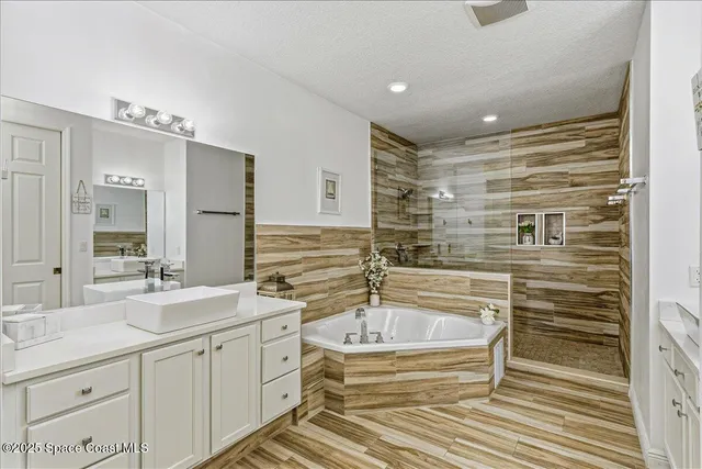 a view of a livingroom with furniture