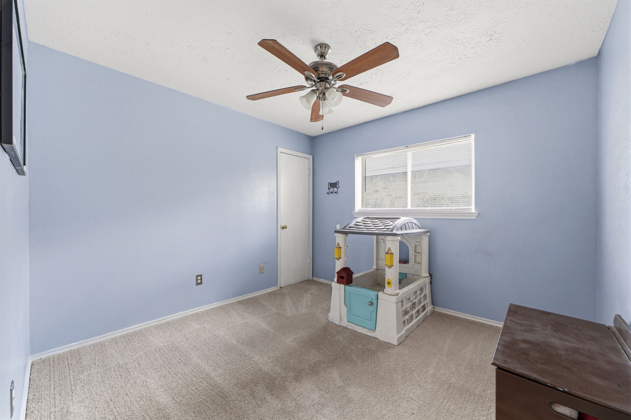 5603 Lynngate Drive Spring, TX 77373 - Photo 22 of 35 Secondary bedroom with ceiling fan, blinds, new carpet and walk-in closet