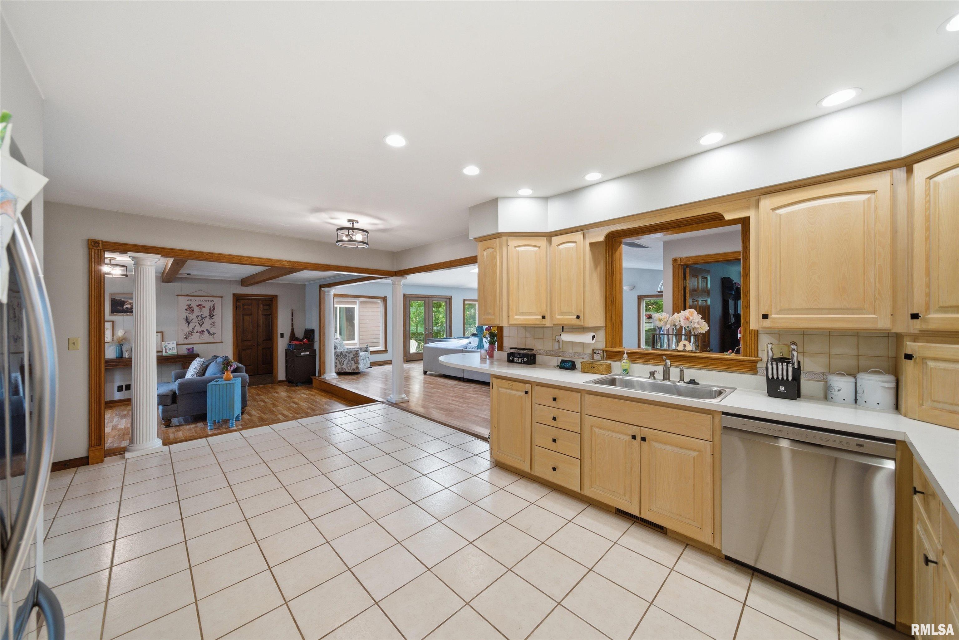 6421 North Jamestown Road Peoria, IL 61615 - Photo 15 of 72