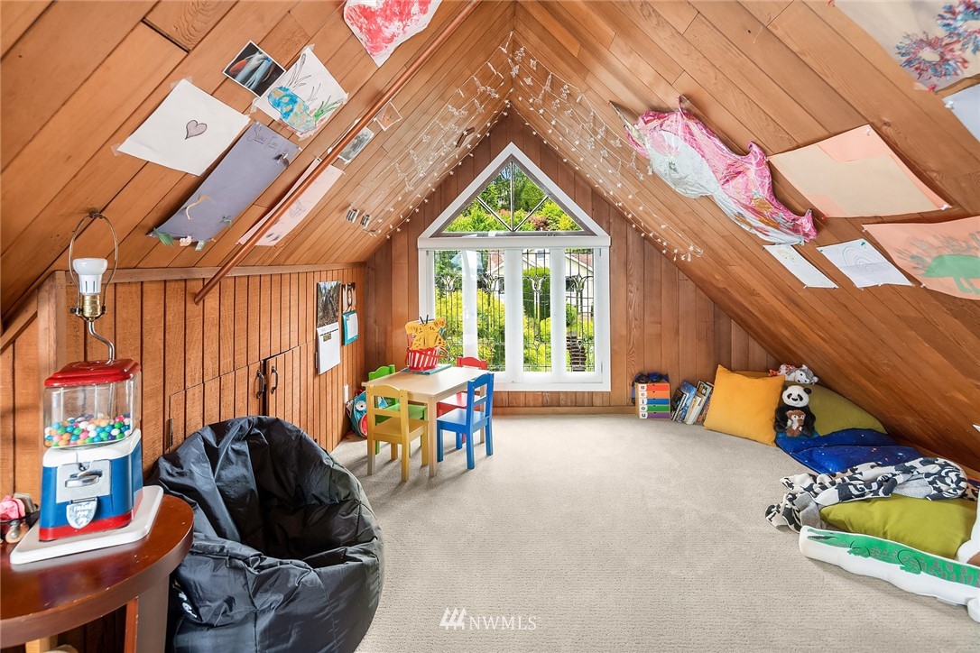 1618 37th Avenue Seattle, WA 98122 - Photo 20 of 39 a view of a chairs and table in a patio