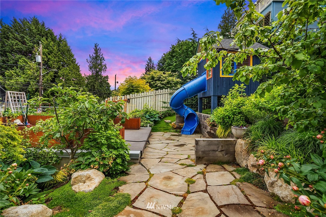 1618 37th Avenue Seattle, WA 98122 - Photo 26 of 39 a view of an outdoor sitting area