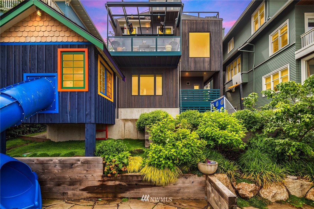 1618 37th Avenue Seattle, WA 98122 - Photo 27 of 39 a house view with a garden space