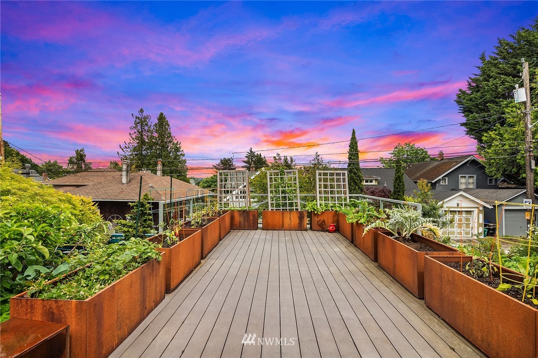 1618 37th Avenue Seattle, WA 98122 - Photo 30 of 39 a balcony with wooden floor and city view