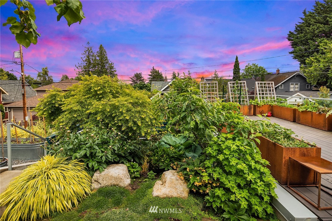 1618 37th Avenue Seattle, WA 98122 - Photo 31 of 39 a view of a garden
