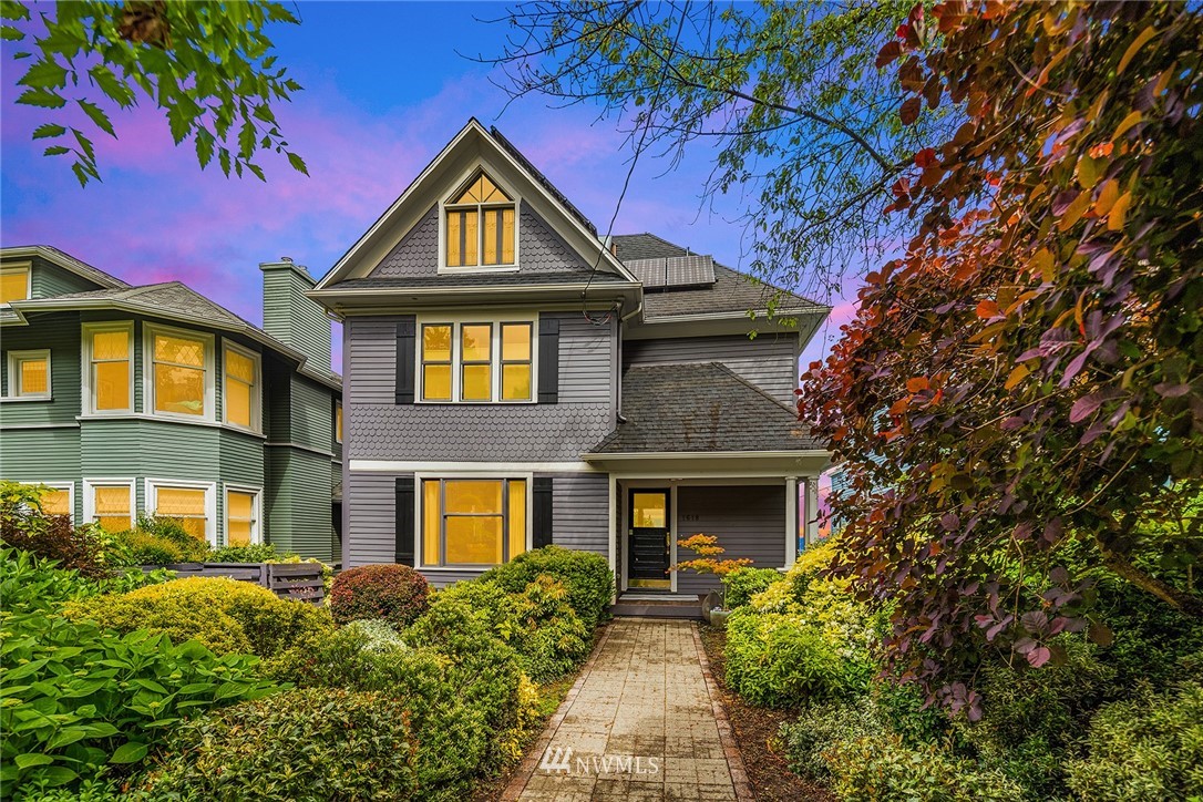 1618 37th Avenue Seattle, WA 98122 - Photo 38 of 39 a front view of a house with garden