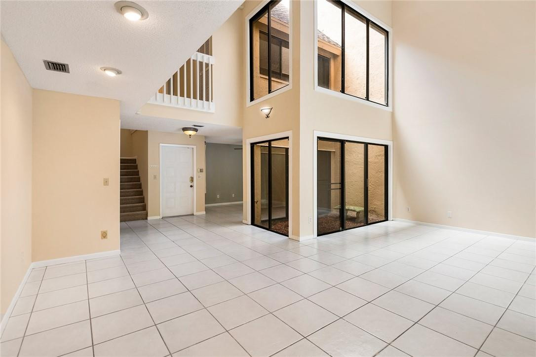 6535 Parkview Drive, Unit G Boca Raton, FL 33433 - Photo 4 of 27 a view of a hallway with an entryway