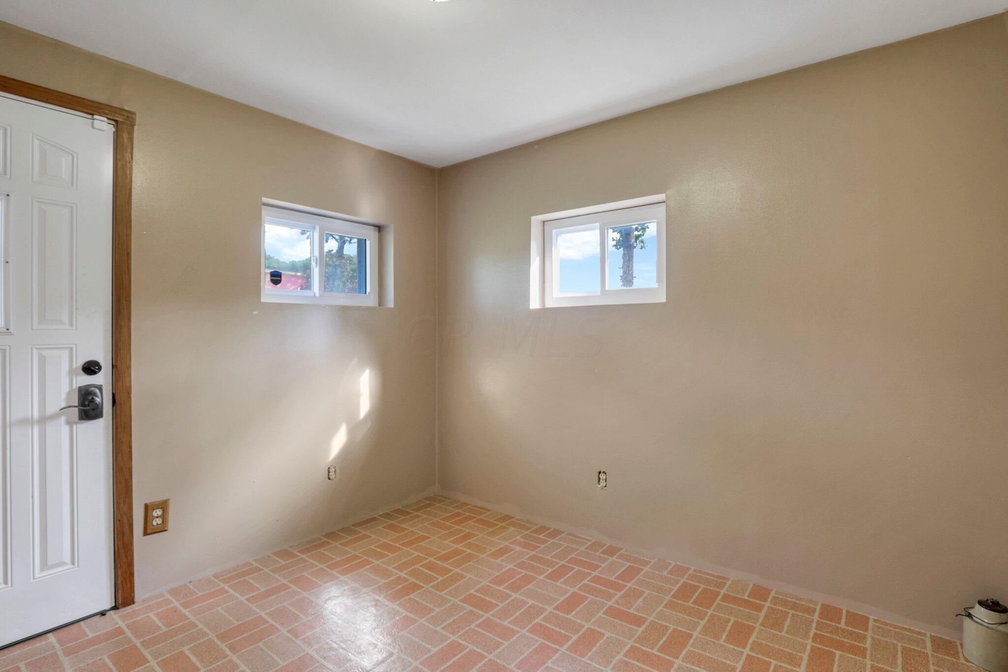 334 Old Columbus Road Springfield, OH 45505 - Photo 31 of 127 Utility/Mud room off back door