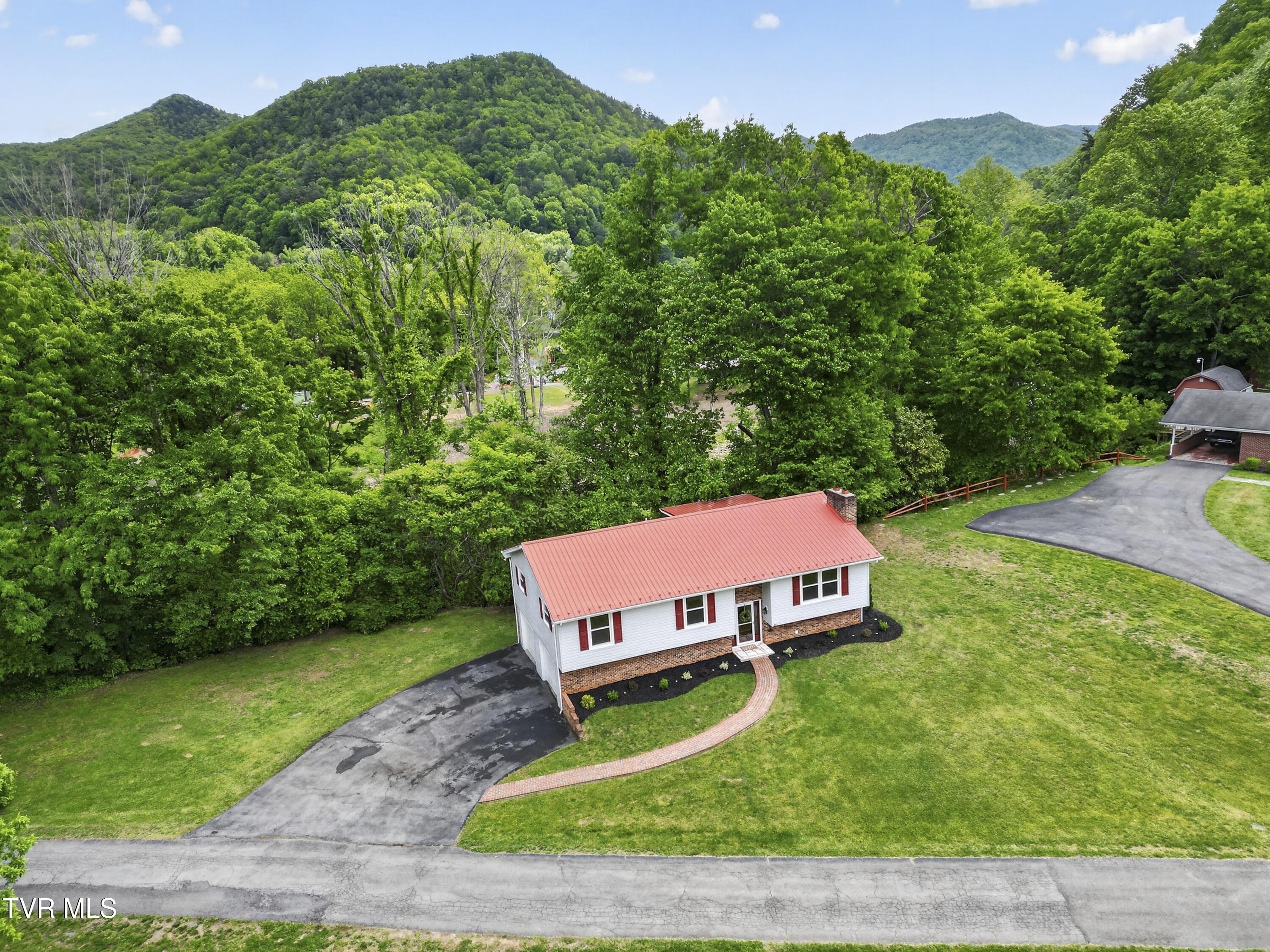 142 Backer Lane Damascus, VA 24236 - Photo 4 of 67 142-Backer-Ln-Damascus-VA Cynthia-Routon
