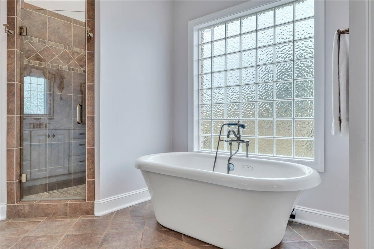 6 Compass Moneta, VA 24121 - Photo 38 of 60 a bathroom with a sink