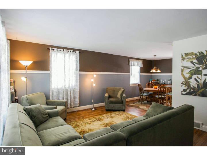 216 Penn Oak Road Flourtown, PA 19031 - Photo 2 of 24 Living Room