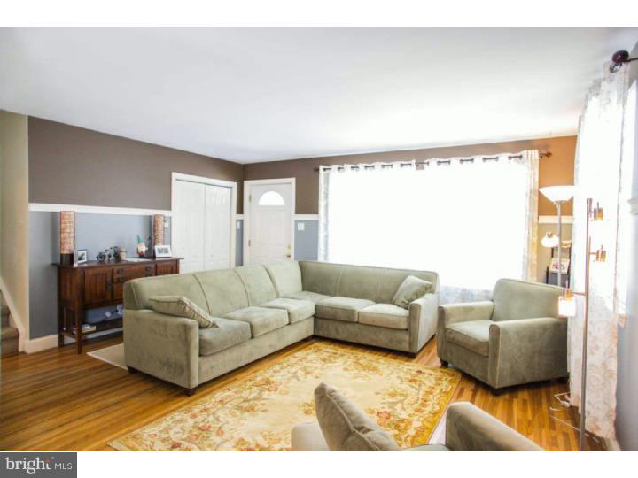 216 Penn Oak Road Flourtown, PA 19031 - Photo 4 of 24 Living Room