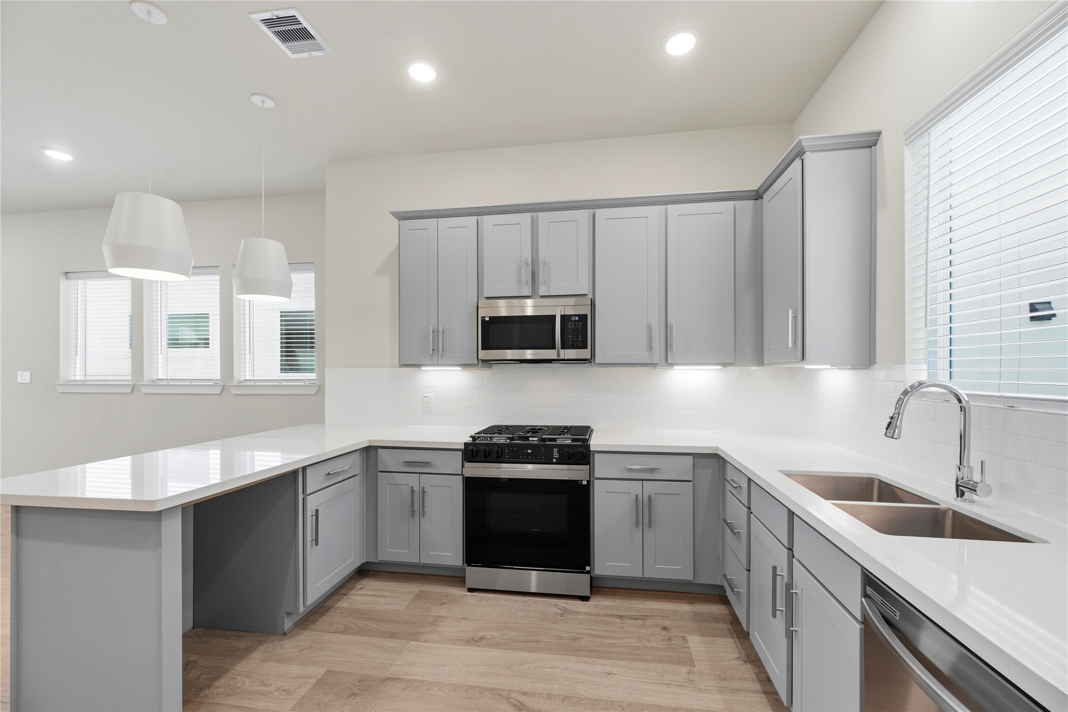 3075 Hicks Street Houston, TX 77007 - Photo 15 of 34 a kitchen with a sink stove and cabinets