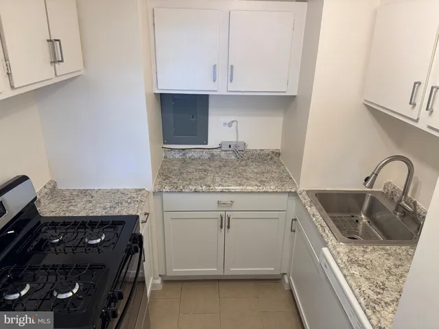 $1,800 | 2030 North Adams Street, Unit 1409, Arlington, VA 22201