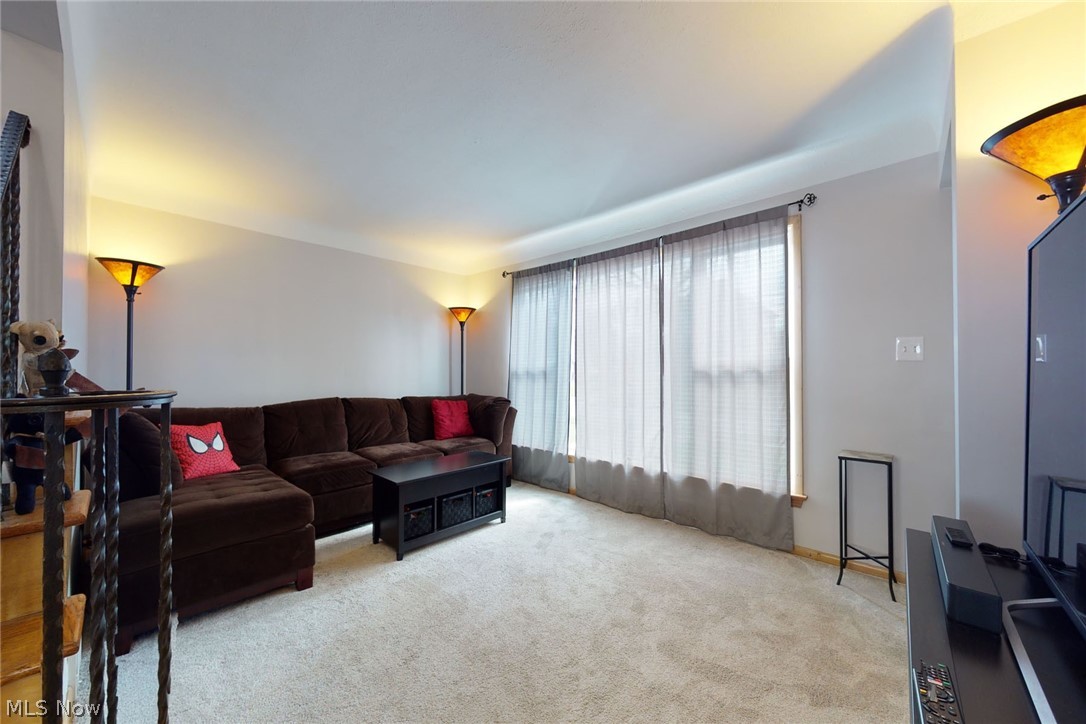 1628 Winchester Road Cleveland, OH 44124 - Photo 4 of 27