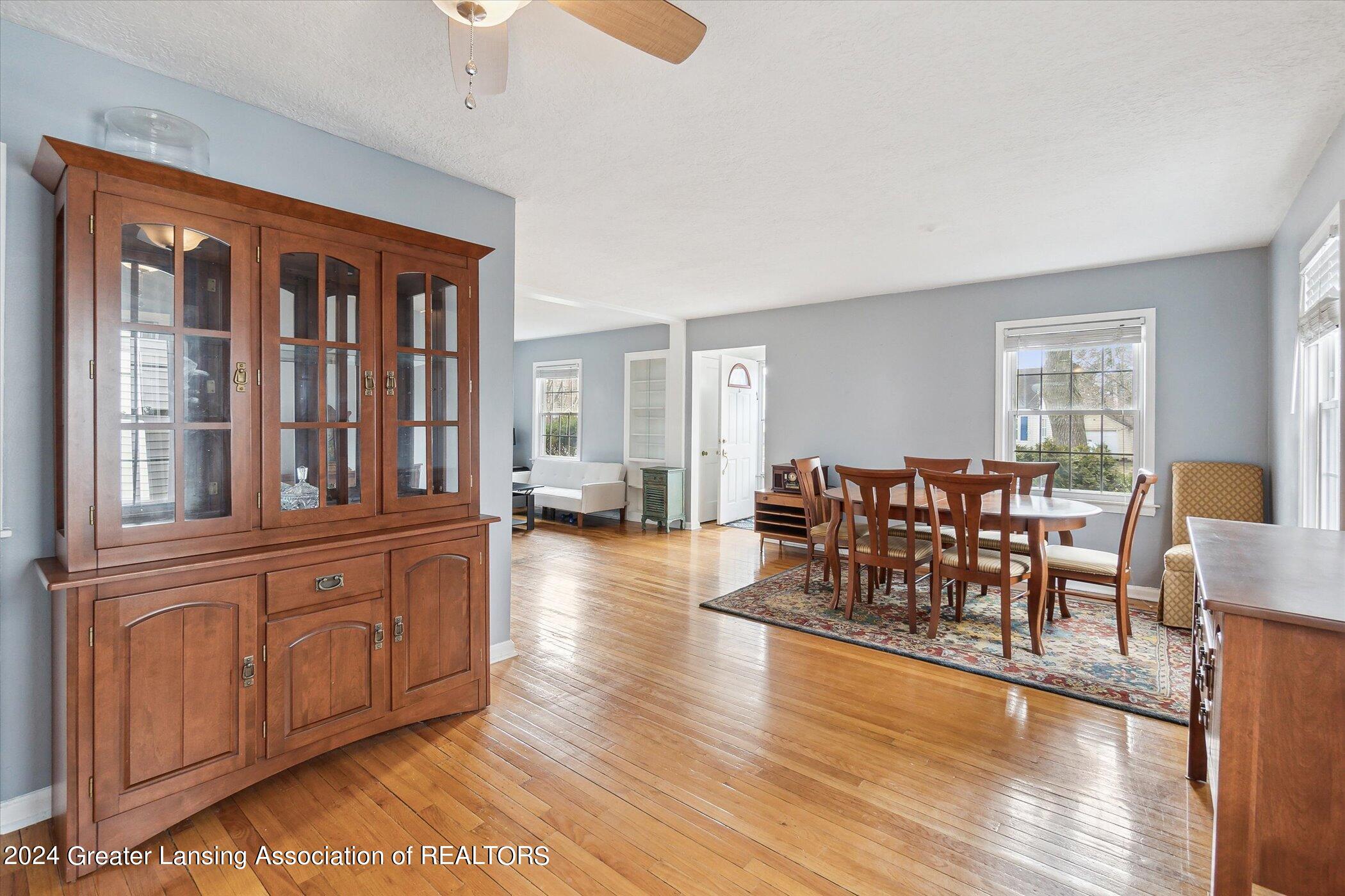 412 Strathmore Road Lansing, MI 48910 - Photo 9 of 31 Living/Dining Room