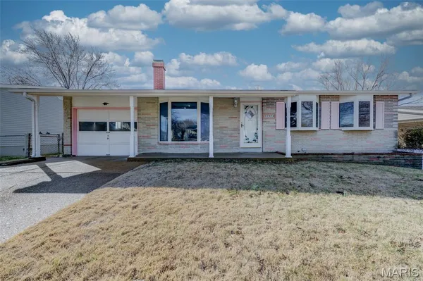 $250,000 | 11954 Glenoak Drive, Maryland Heights, MO 63043
